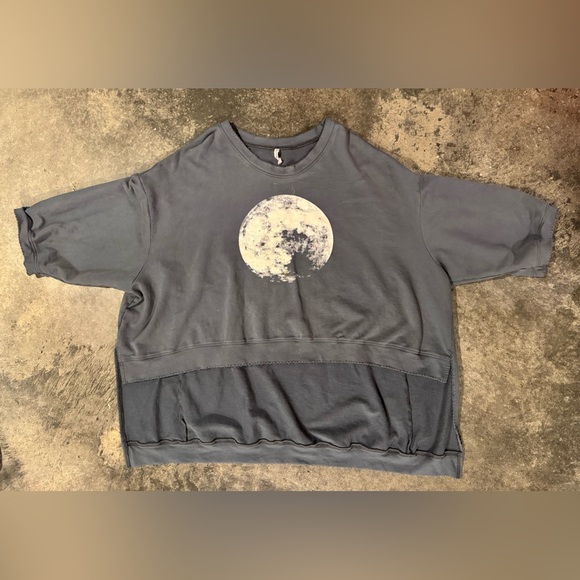 Magnolia Pearl Hi-Lo Francis Full Moon Sweatshirt - Picture 2 of 9